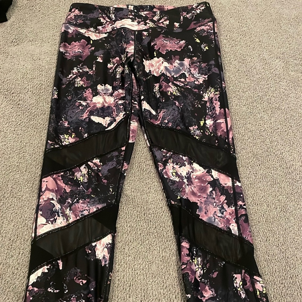 Fabletics ankle length work out pants. Mesh wrap around detail.